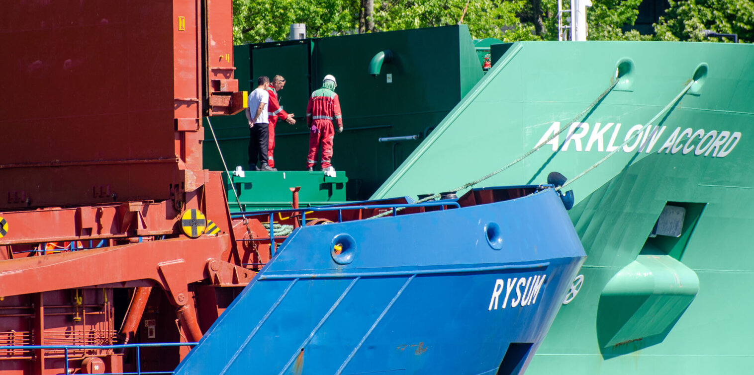 Mannen aan het werk aan containership