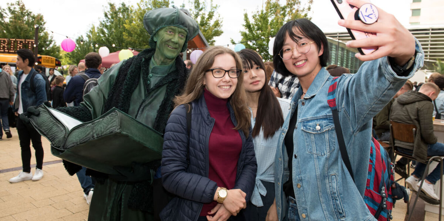 Een jongen neemt een selfie